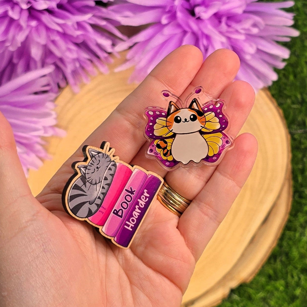 Book Hoarder Cat Wooden Pin – B-Grade - Cute Sleeping Cat Badge - End of Line - Approx. 4cm Tall