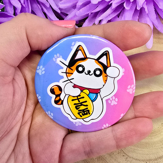 Lucky Japanese Cat Round Metal Badge – Kawaii Maneki Neko Pin