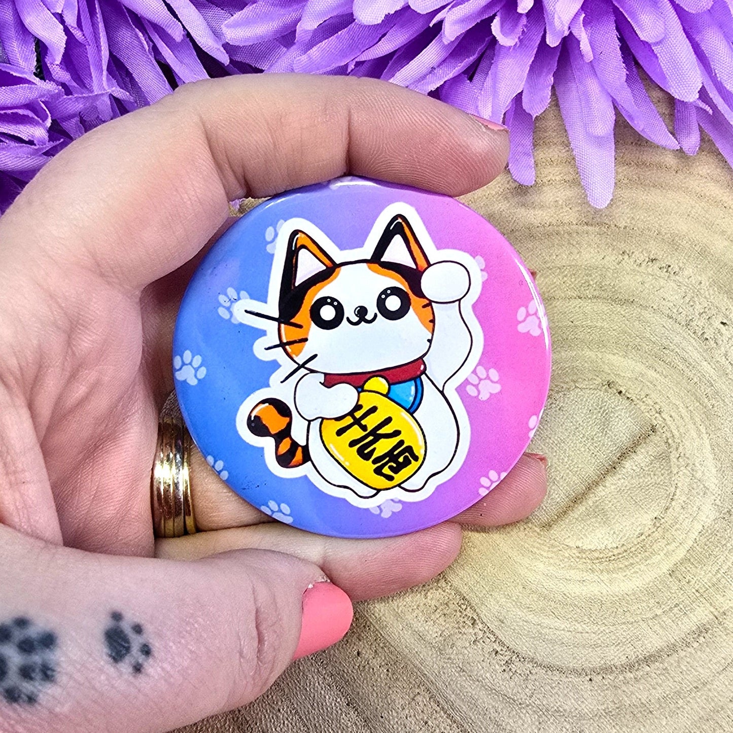 Lucky Japanese Cat Round Metal Badge – Kawaii Maneki Neko Pin