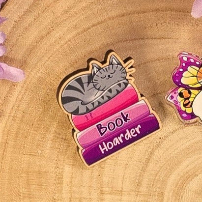 Book Hoarder Cat Wooden Pin – B-Grade - Cute Sleeping Cat Badge - End of Line - Approx. 4cm Tall